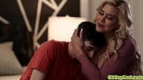 Film Sex Barat Ibu Tiri Yang Seksi Membantu Anak Tirinya Kehilangan Keperawanan